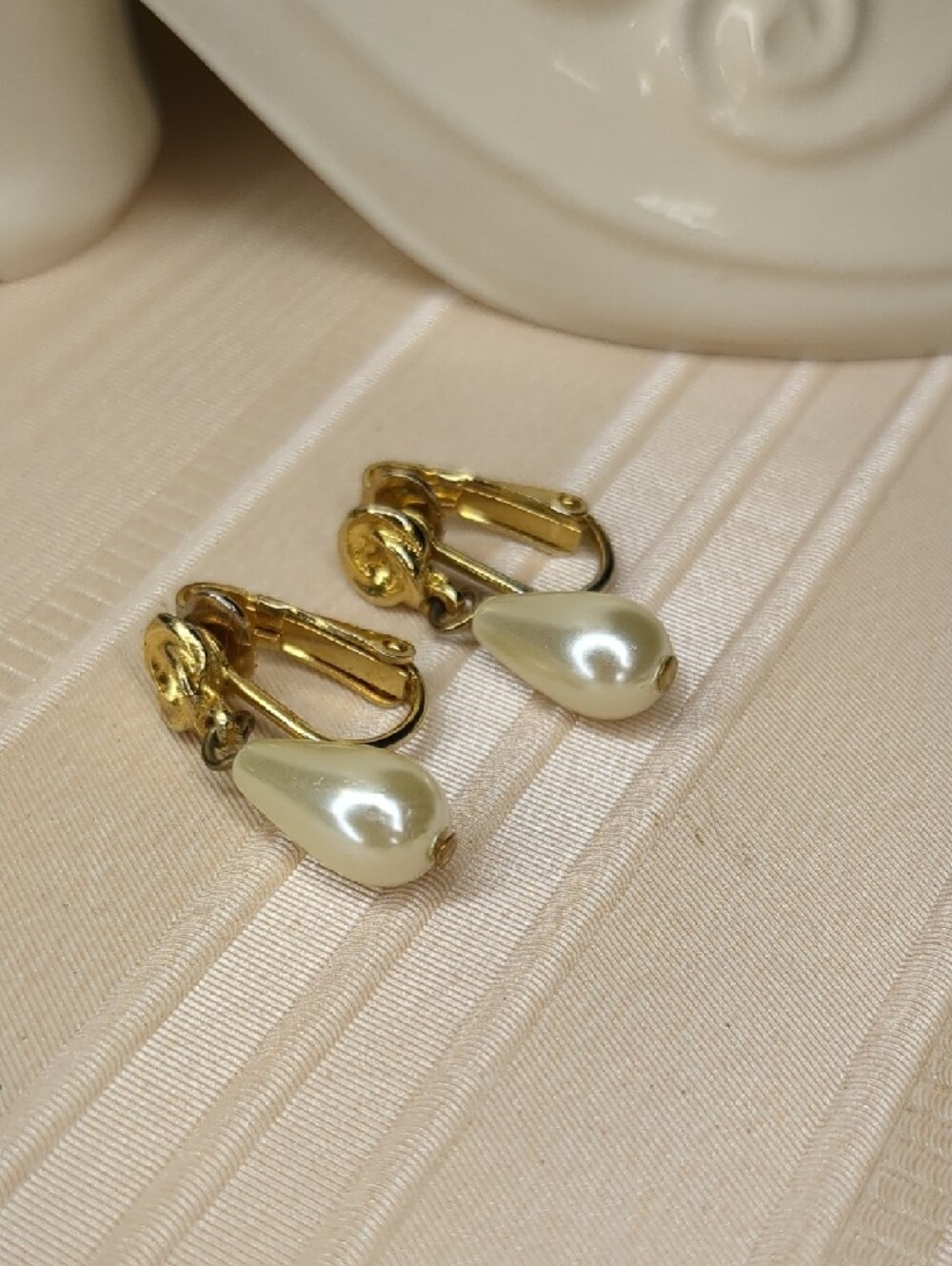 Vintage Pearl Drop Earrings Gold Rose Baroque Clip-on Mid Century - Picture 5 of 8